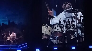 Chanyeol pamer kemampuan main drum sambil tutup mata