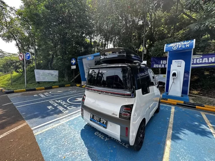 Mobil Listrik Numpang Parkir pada SPKLU, PLN Geram!