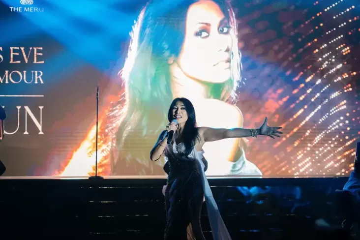 Anggun Hipnotis Fans di Waktu petang Tahun Baru di area area Bali Beach Convention