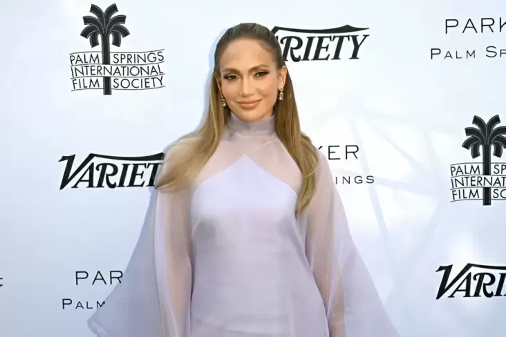 Jennifer Lopez Sumbangkan Pakaian untuk Korban Kebakaran di dalam di Los Angeles