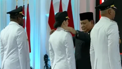 Pelantikan Kepala Daerah, Presiden Prabowo Sematkan Tanda Pangkat ke Pundak 6 Perwakilan