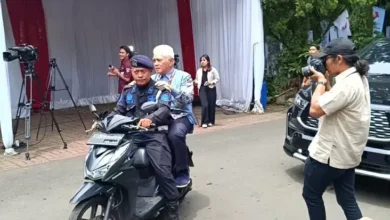 Tiba di dalam tempat Hambalang, Menteri Kabinet dan juga juga Elite Parpol Dibonceng Motor Menuju Kediaman Prabowo