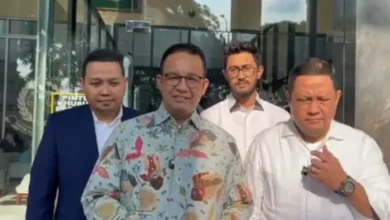 Buku Global Hantu Digul dari Anies Baswedan untuk Tom Lembong di dalam area Rutan Salemba