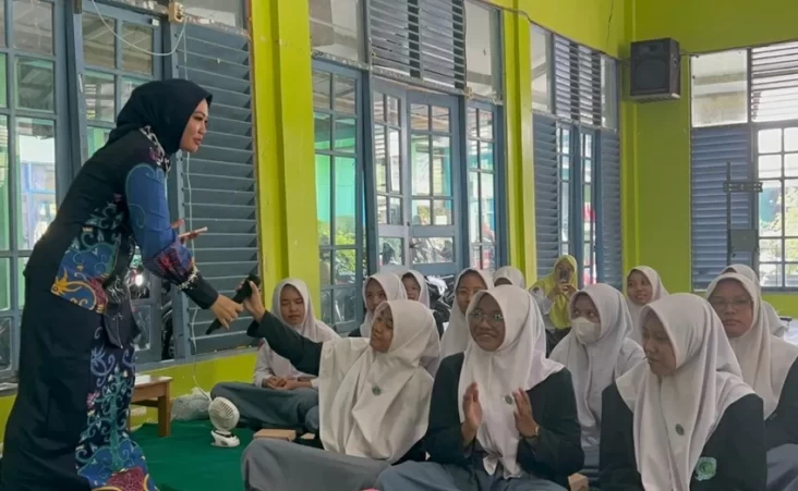 Senator Siti Aseanti Perkuat Pemahaman Kuantitas Kebangsaan ke Pelajar Kapuas