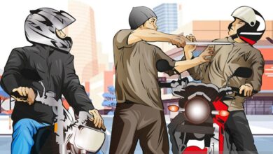 Dituduh menabrak, individu pria kehilangan kendaraan beroda dua motornya di tempat tempat Jaksel