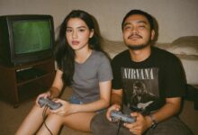 Cara bikin foto Teknologi Kecerdasan Buatan bermain PlayStation bareng artis pada Pengolah Bahasa Alami GPT