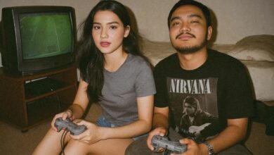 Cara bikin foto Teknologi Kecerdasan Buatan bermain PlayStation bareng artis pada Pengolah Bahasa Alami GPT