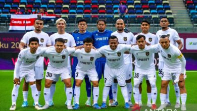 Pemain timnas sepak bola mini membantu inisiatif MBG