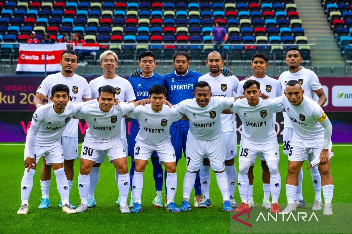Pemain timnas sepak bola mini membantu inisiatif MBG