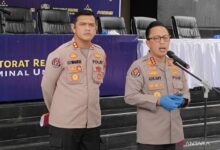 Seorang pria lalu teman wanitanya disiram air keras di area tempat DKI DKI Jakarta Pusat