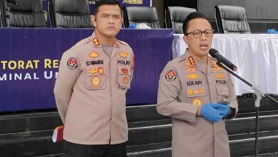 Seorang pria lalu teman wanitanya disiram air keras di area tempat DKI DKI Jakarta Pusat