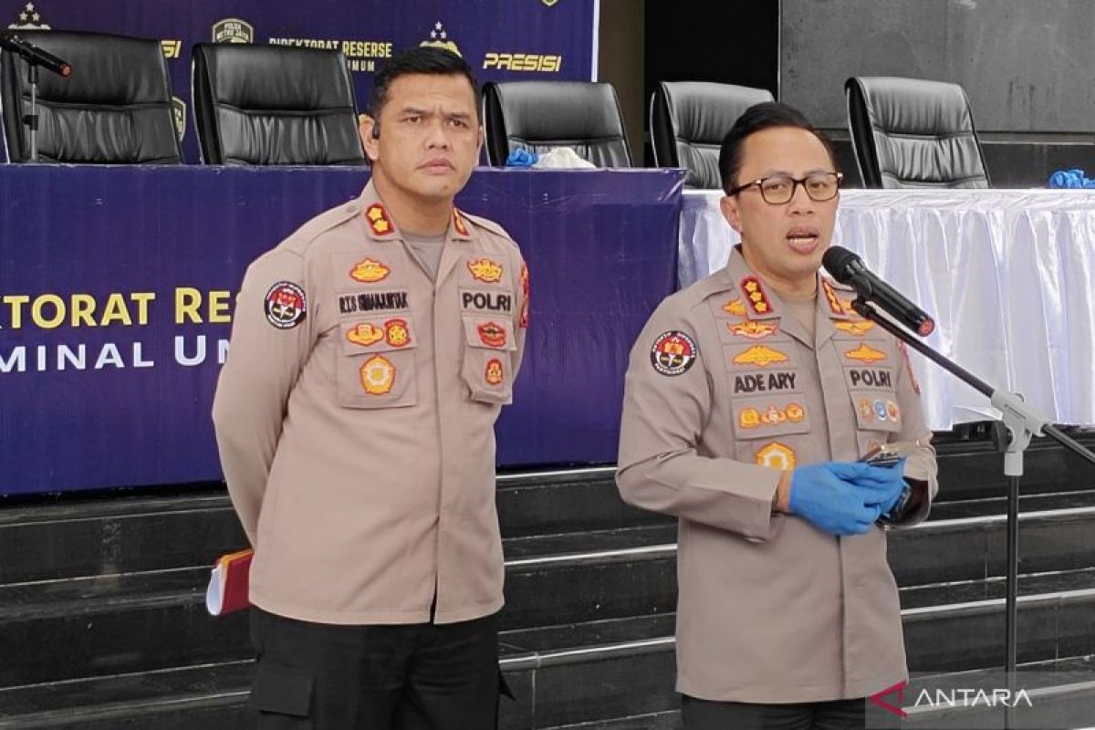 Seorang pria lalu teman wanitanya disiram air keras di area tempat DKI DKI Jakarta Pusat