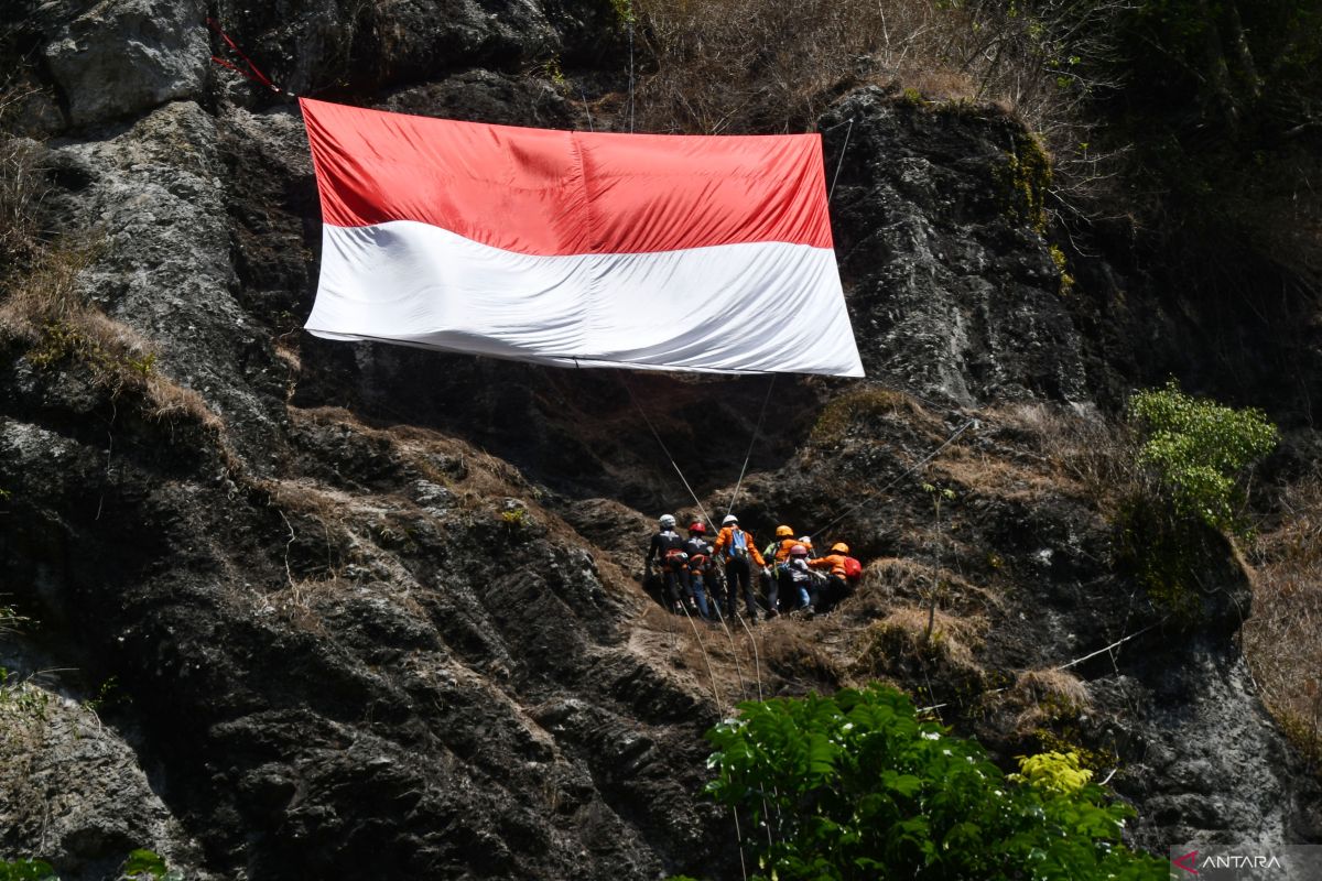 8 spot panjat tebing dalam tempat Indonesia dengan alam indah memukau