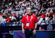 Ahang beri arahan ke pemain usai dicopot sebagai instruktur Pelita Jaya