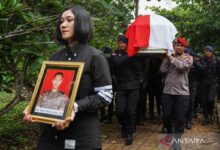 Pengertian anumerta: Penghargaan bagi PNS juga TNI yang mana dimaksud gugur