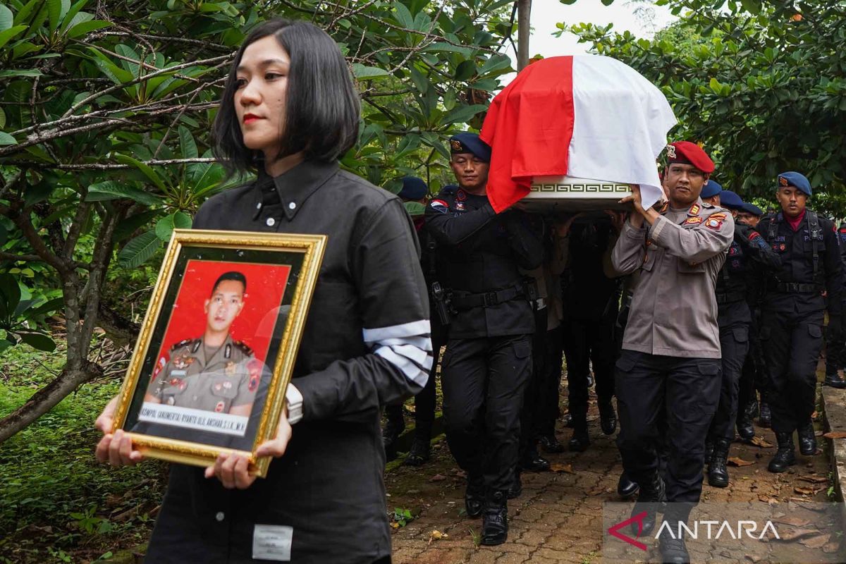 Pengertian anumerta: Penghargaan bagi PNS juga TNI yang mana dimaksud gugur