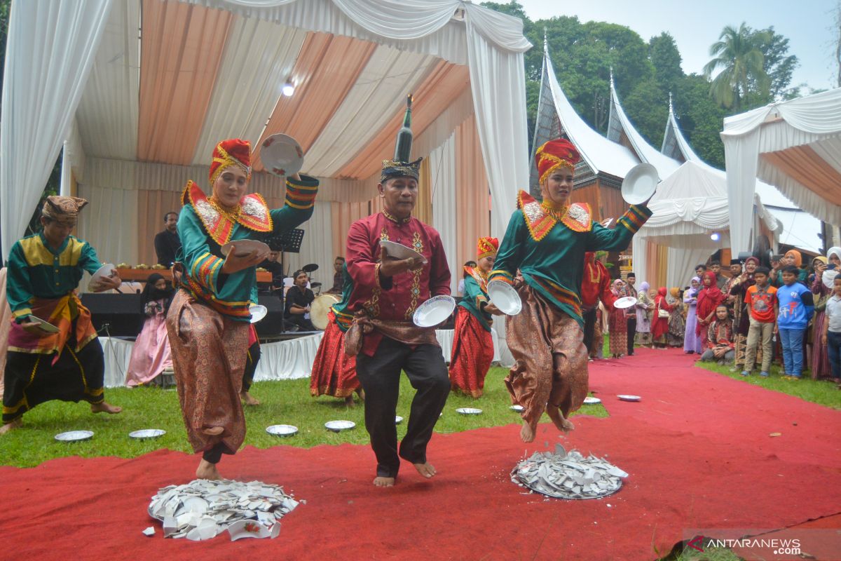 Hal ini aturan hukum menghentikan jalan umum untuk acara pernikahan