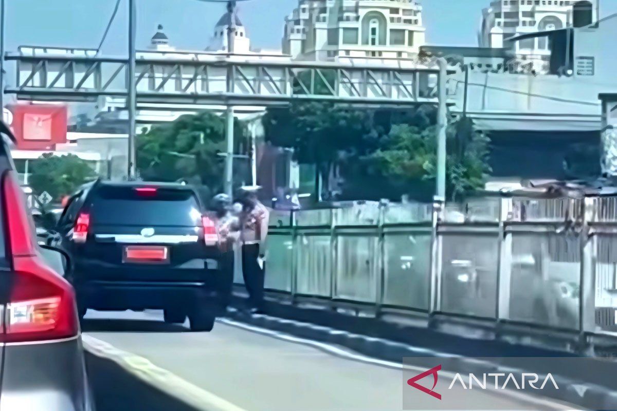 Kriminal kemarin, pelajar ditusuk lalu mobil dinas masuk jalur TJ