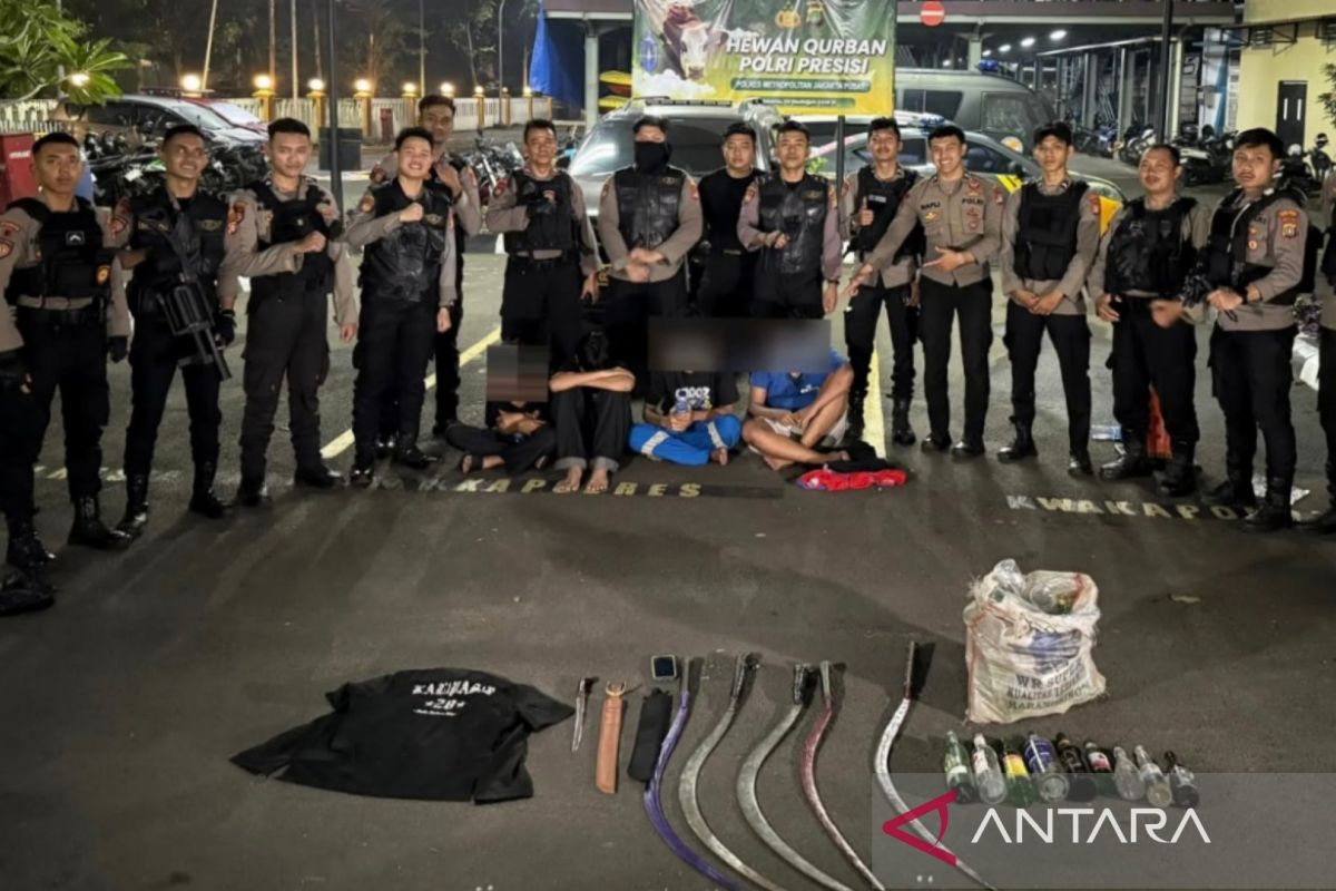 Empat remaja bawa sajam yang digunakan yang dimaksud diduga untuk tawuran ditangkap polisi