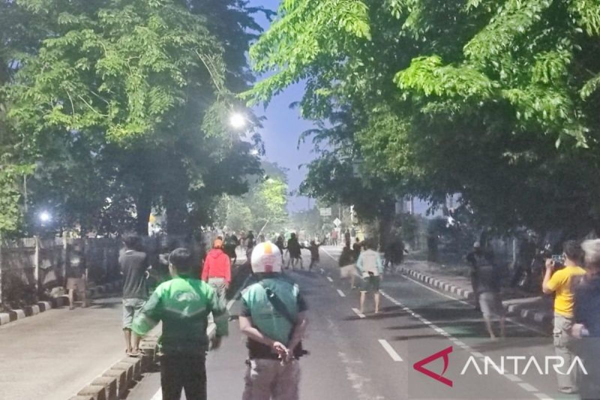 Satu tewas akibat tawuran bersenjata tajam kemudian juga bom molotov dalam tempat Jaktim