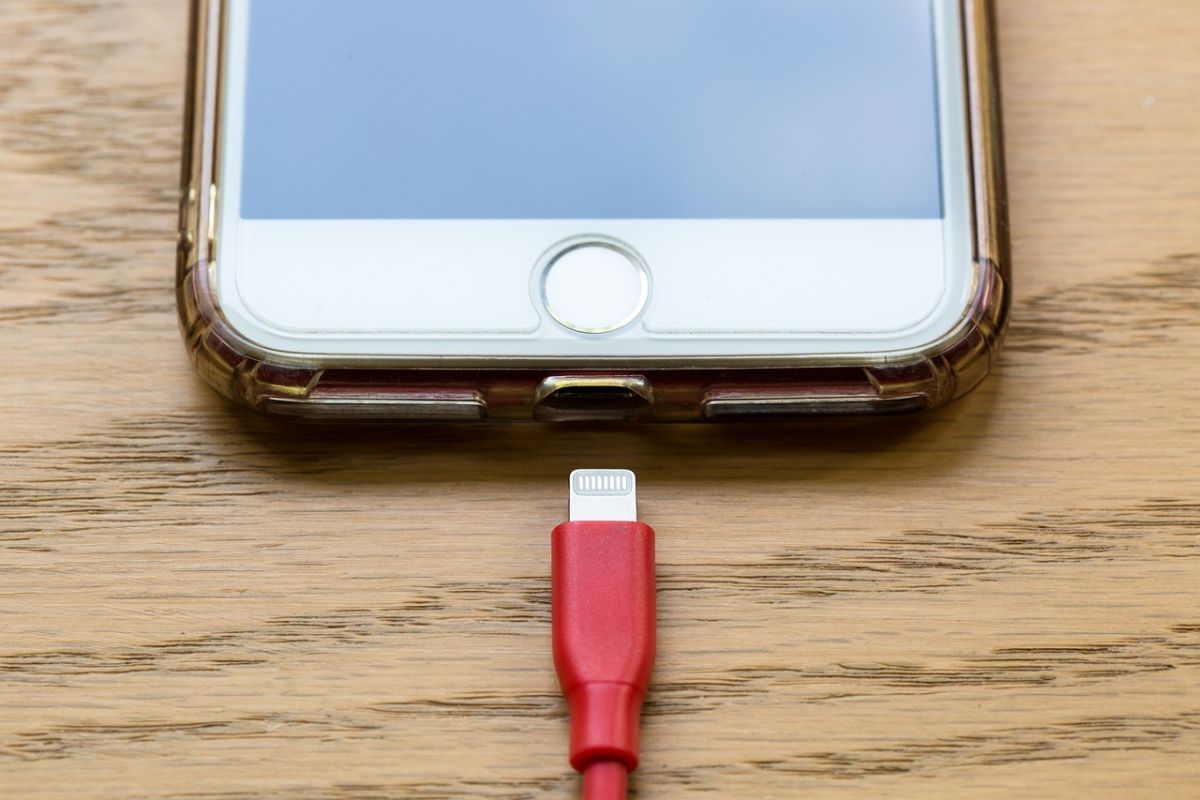 Apakah iPhone harus dimatikan pada waktu diisi daya? Hal ini faktanya