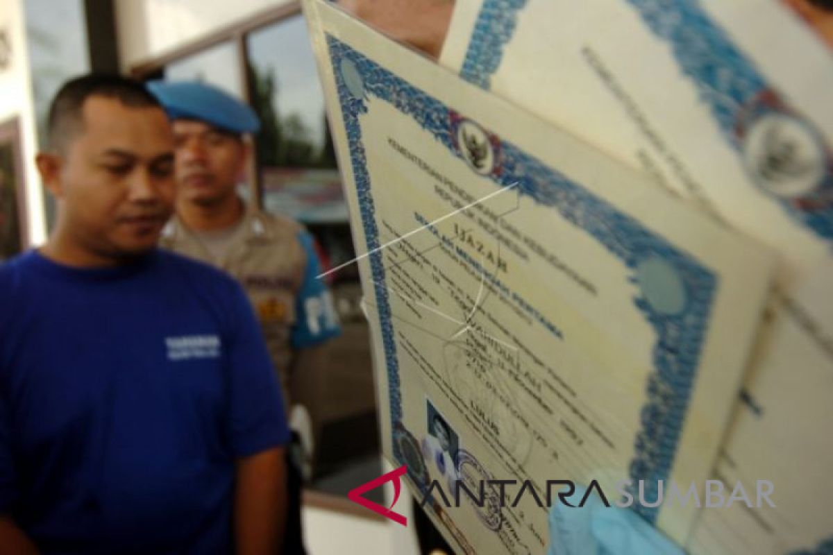 Hukum pemalsuan ijazah: Pasal 263 KUHP dan juga aturan baru UU Nomor 1 2023