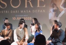 Lirik & makna lagu “Terbuang Dalam Waktu” Barasuara pada film Sore
