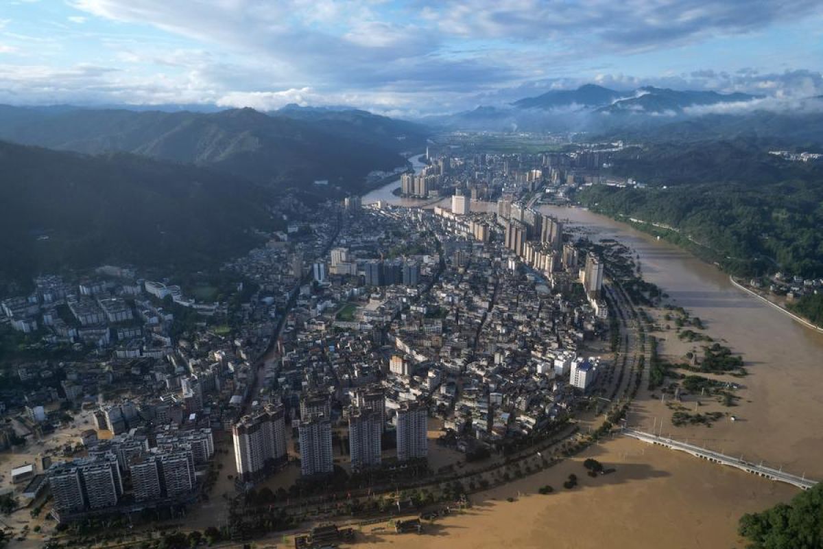 Melihat bencana banjir yang mana melanda wilayah Rongjiang, China