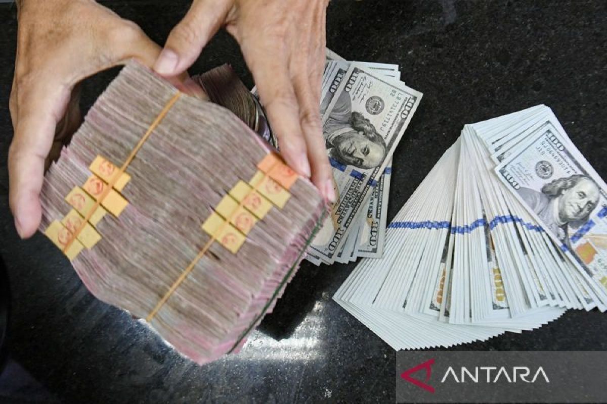 Rupiah pada Hari hari terakhir pekan pagi melemah jadi Rp16.322 per dolar Negeri Paman Sam