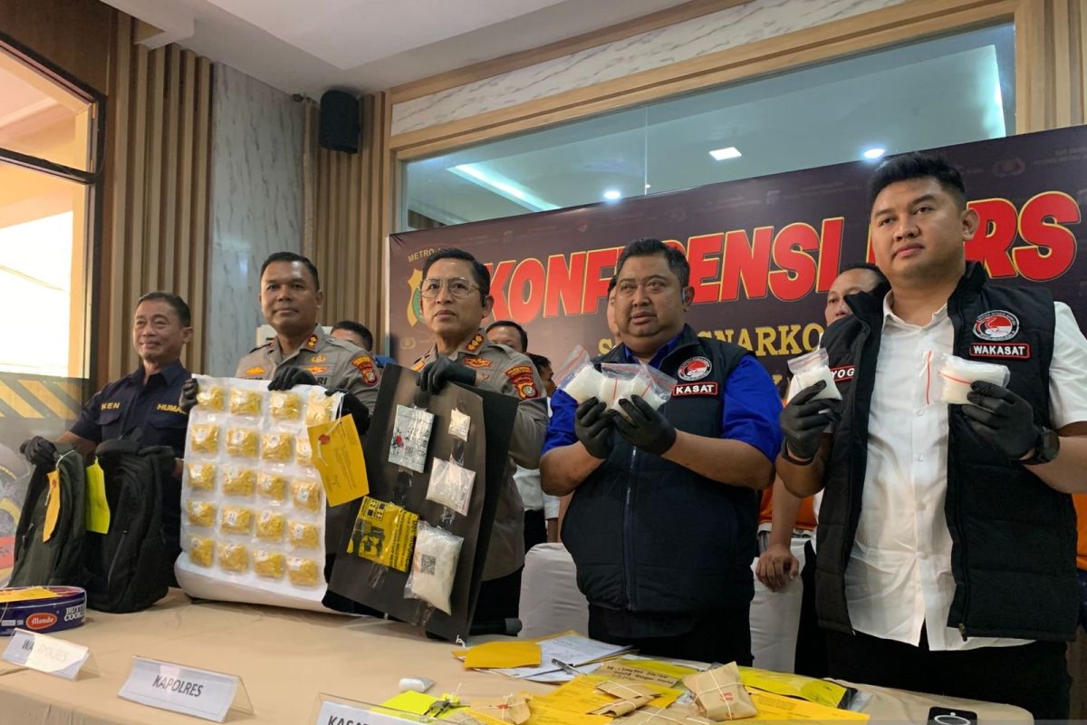 Polisi tangkap kurir narkoba yang dimaksud dimaksud selundupkan narkotika gunakan kaleng