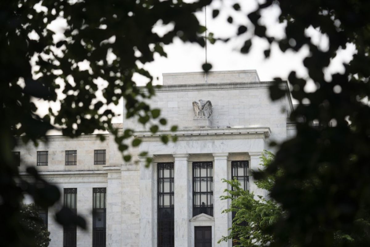 Rupiah melemah seiring Trump hentikan rencana ganti Gubernur The Fed