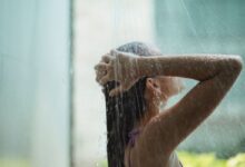Benarkah siram kepala tambahan dulu pada waktu mandi berisiko? Ini adalah adalah faktanya
