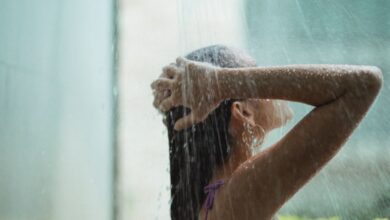 Benarkah siram kepala tambahan dulu pada waktu mandi berisiko? Ini adalah adalah faktanya