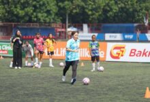 Mana Iwabuchi berbagi ilmu terhadap pesepak bola putri muda Indonesia