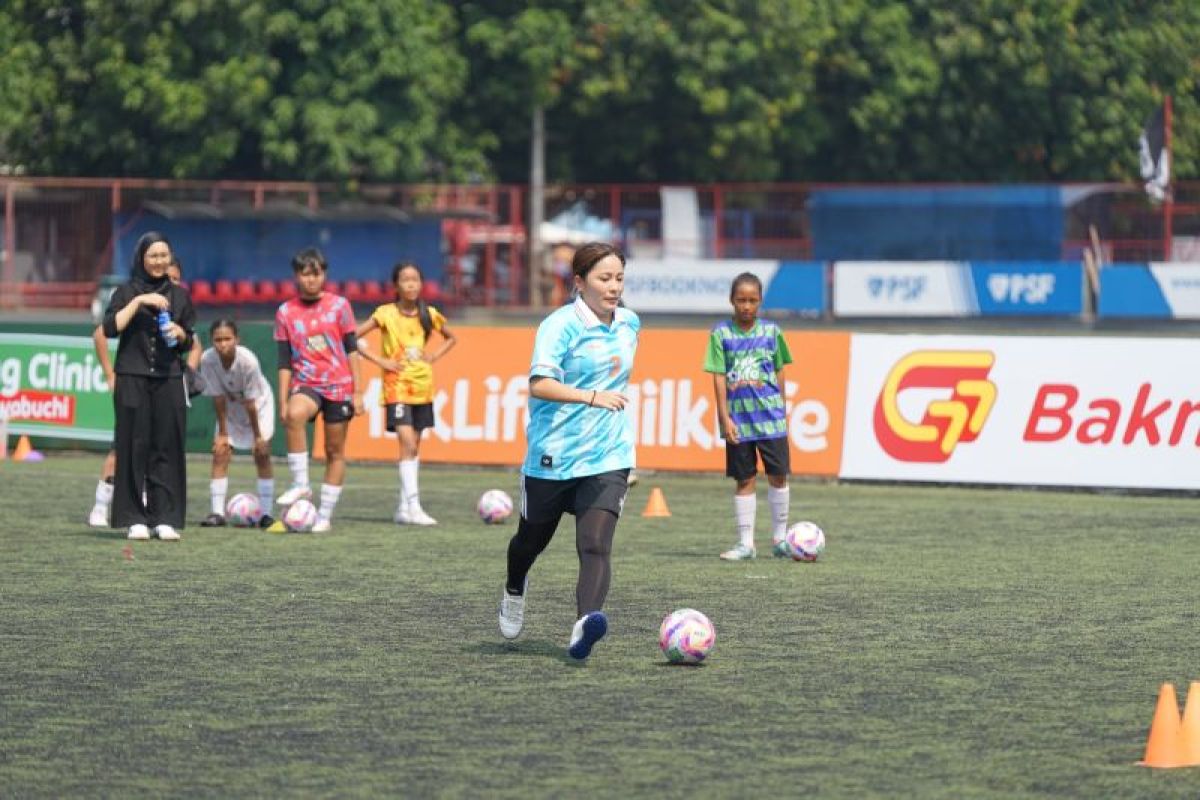 Mana Iwabuchi berbagi ilmu terhadap pesepak bola putri muda Indonesia