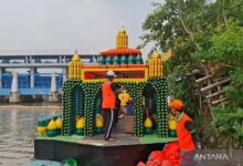 Masjid apung,  seni mengingat ibadah dari botol bekas