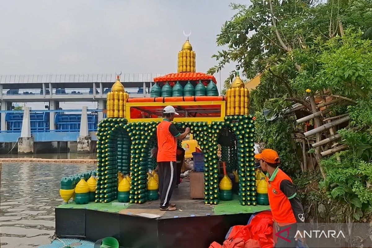 Masjid apung, seni mengingat ibadah dari botol bekas