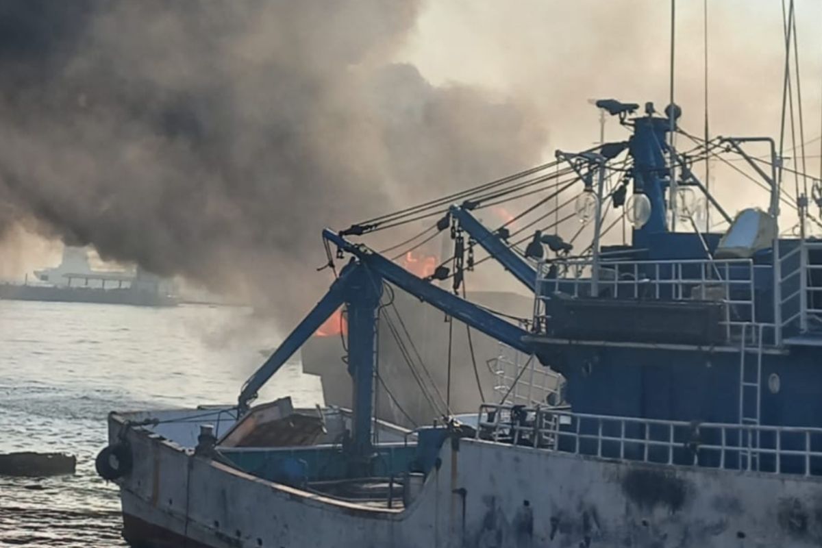 Hari Hari Sabtu pagi, kapal terbakar di area tempat Ibukota Utara