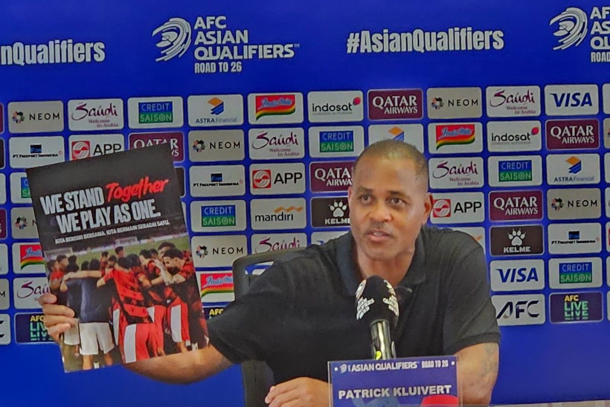 Kluivert berpeluang diikutsertakan pada laga legenda Real juga Barca