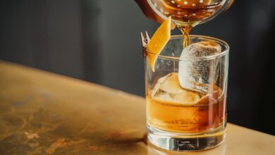 Hal ini adalah arti dari istilah “on the rocks” pada minuman pada tempat bar