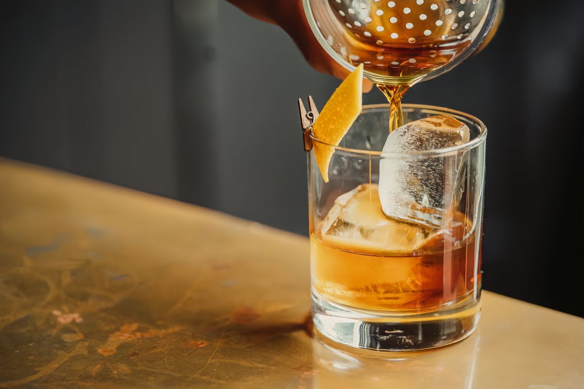 Hal ini adalah arti dari istilah “on the rocks” pada minuman pada tempat bar