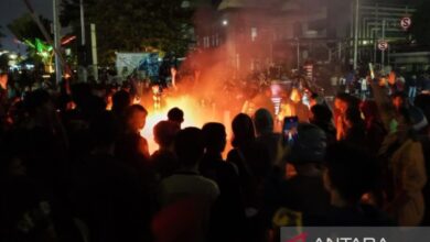 Situasi terkini pada Jalan Otista, plang rambu lalu lintas jadi sasaran demonstran