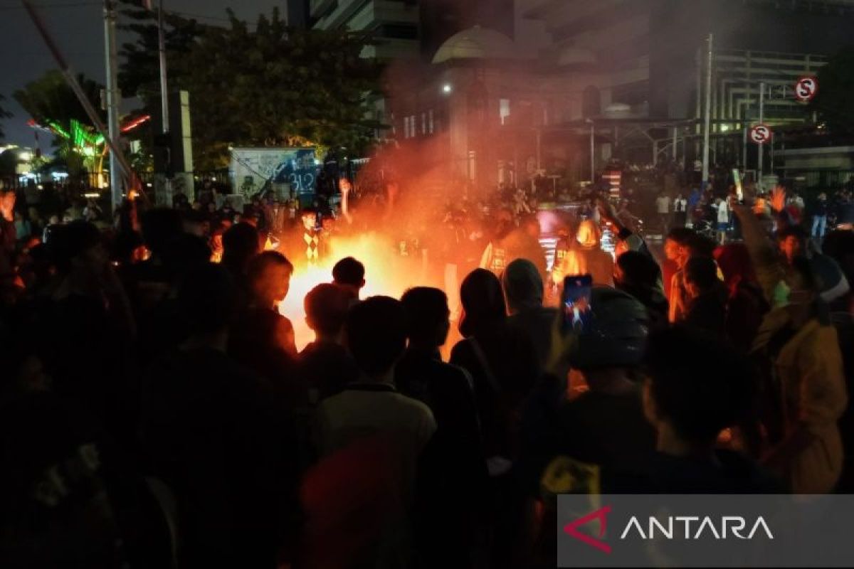 Situasi terkini pada Jalan Otista, plang rambu lalu lintas jadi sasaran demonstran