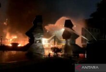Halte Transjakarta pada depan Polda Metro dibakar demonstran