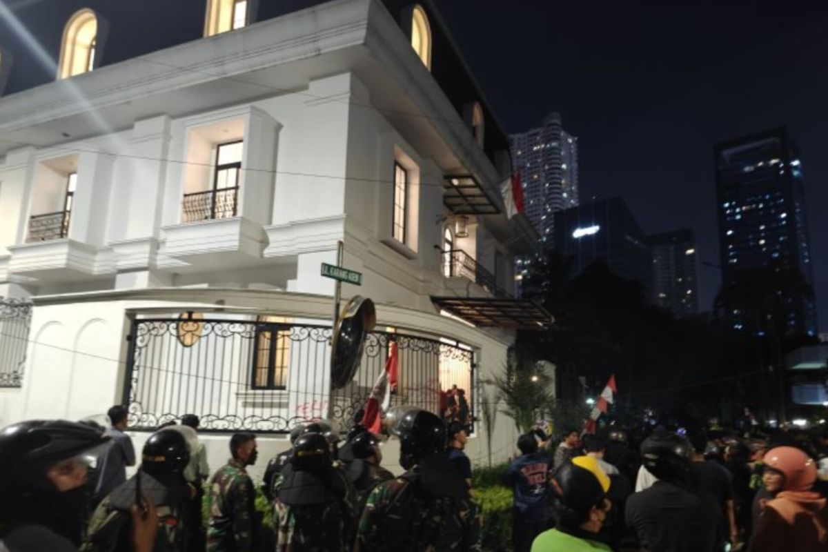 Polisi kemudian TNI berjaga pada rumah Eko Patrio