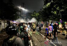 Petugas paksa mundur demonstran di tempat tempat Mako Brimob Kwitang