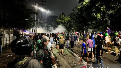 Petugas paksa mundur demonstran di tempat tempat Mako Brimob Kwitang