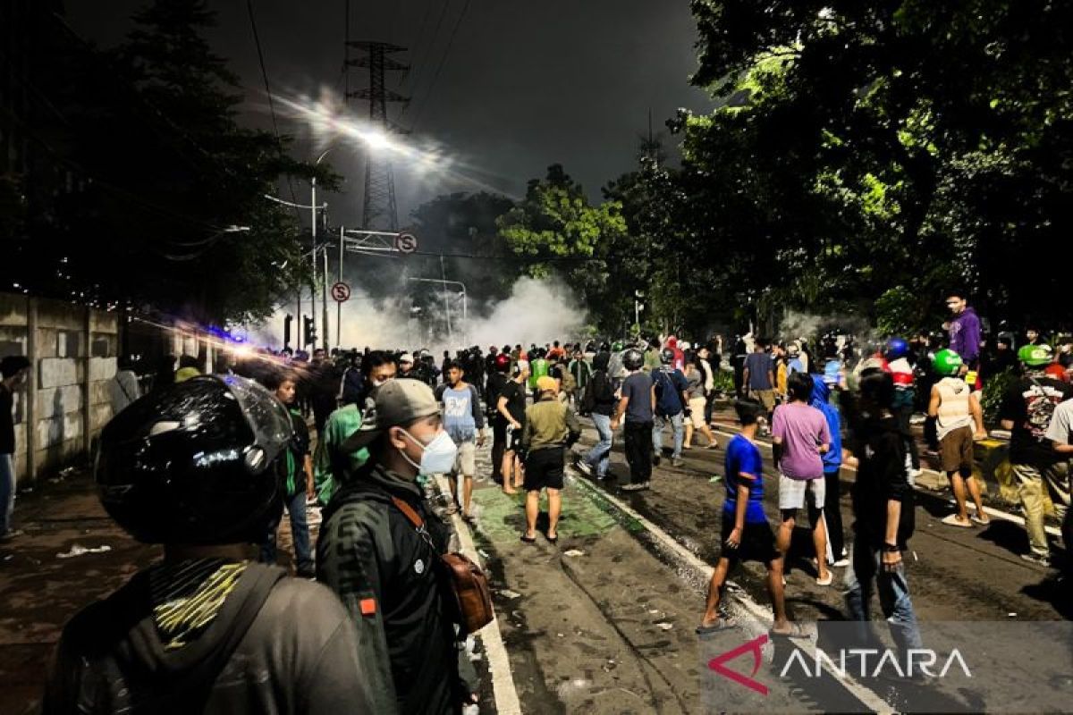 Petugas paksa mundur demonstran di tempat tempat Mako Brimob Kwitang
