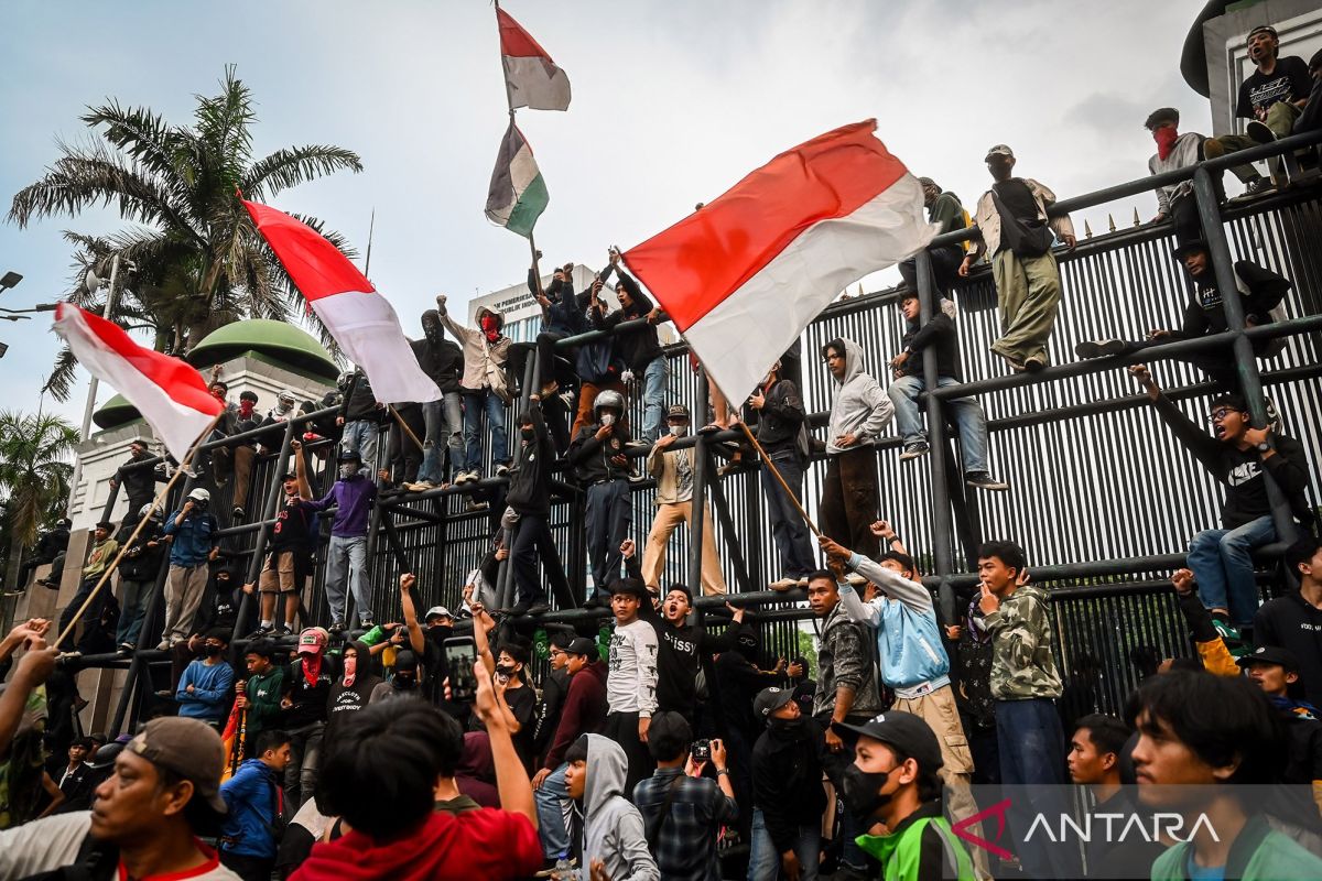Kriminal kemarin, nama-nama penabrak ojol hingga gelombang unjuk rasa