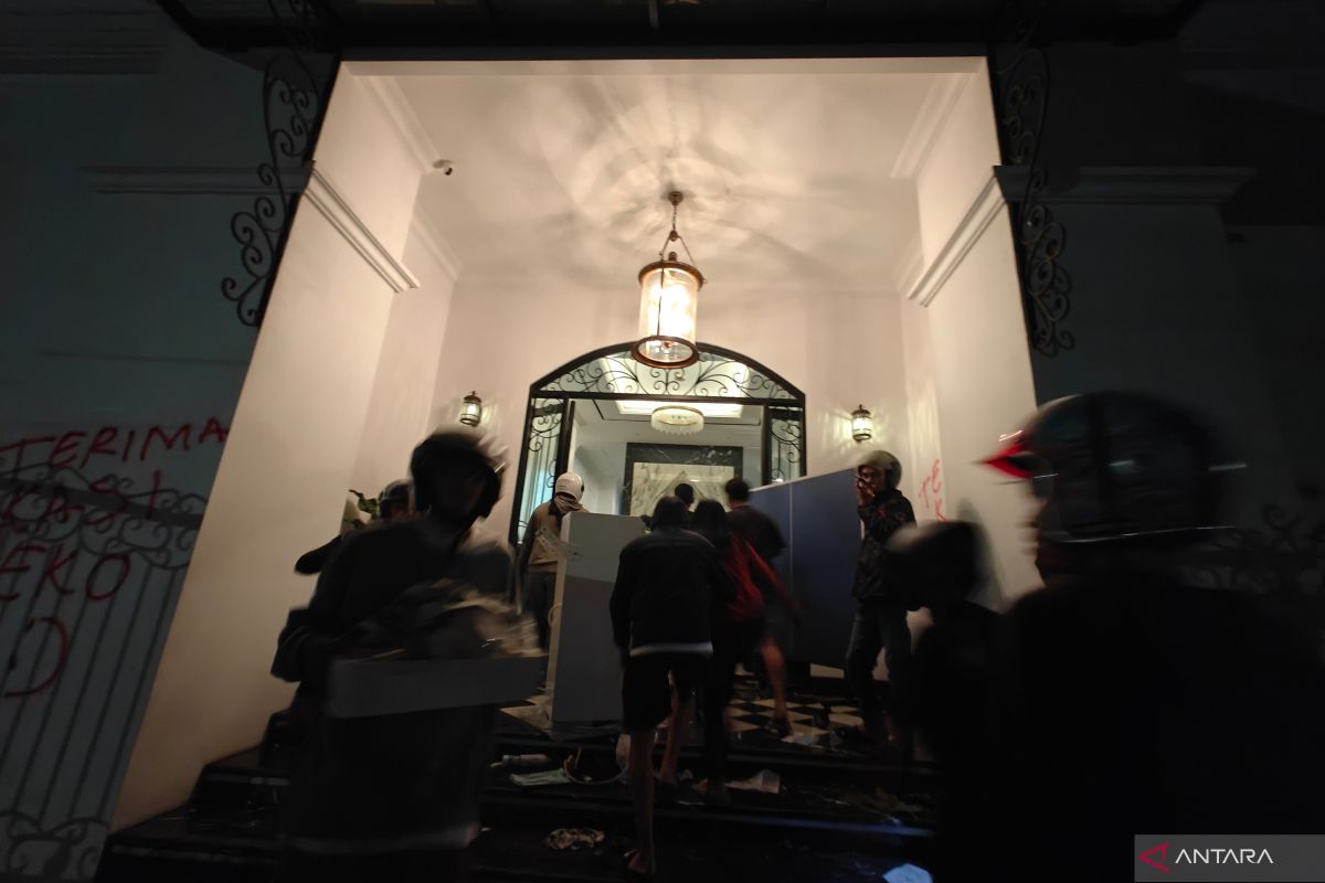 Rumah Eko Patrio dijarah massa pascademonstrasi dalam tempat Ibukota Indonesia